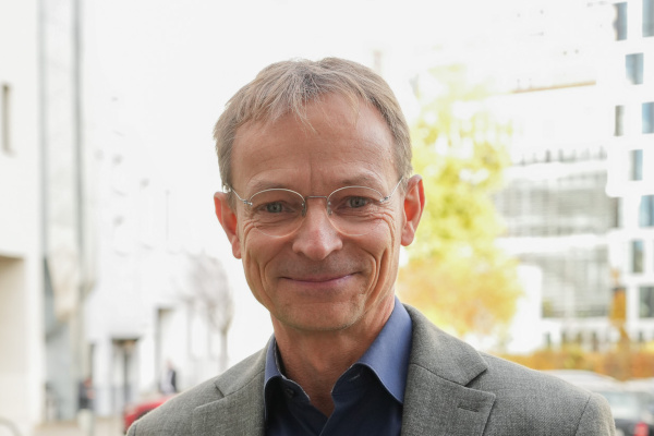 Dr.<br>Andreas Lison